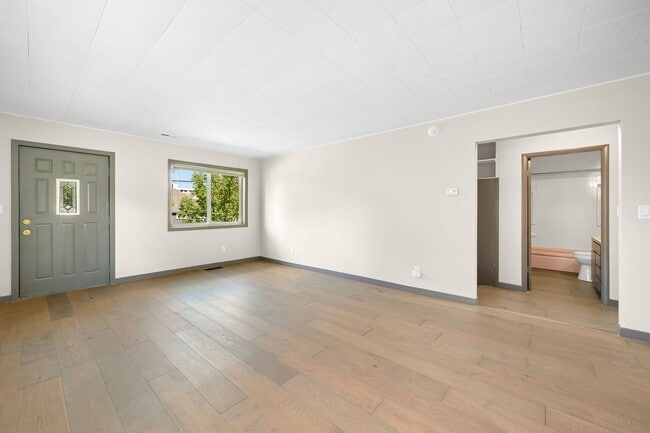 Building Photo - 6 Bedroom Home for Rent