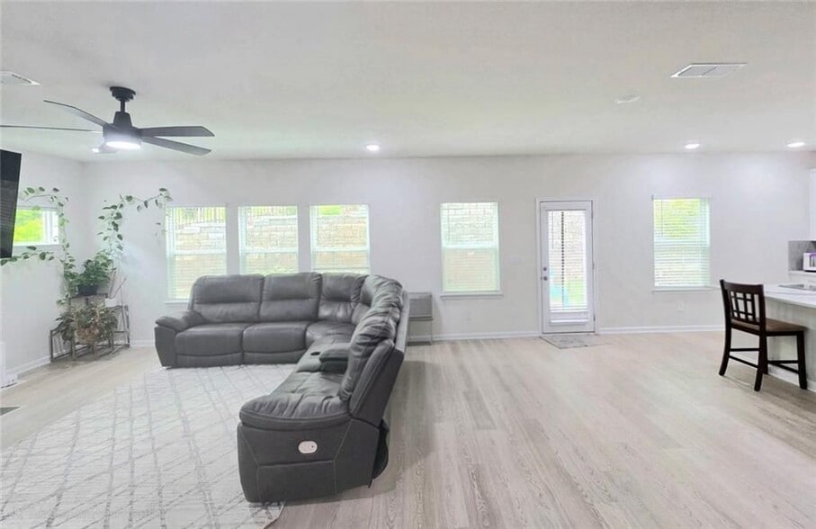 Building Photo - 327 Vly Oak Dr