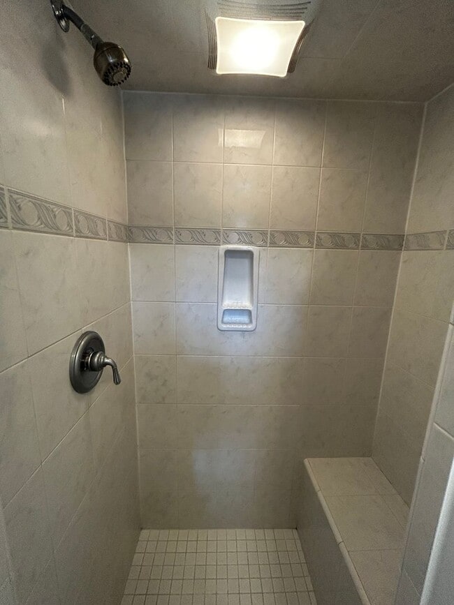 Building Photo - 3 Bedroom house two blocks from the shell ...