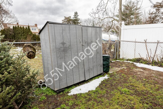 Building Photo - Charming Ranch Home: 3 Bed, 2.5 Bath in Waterford, MI | Pets Welcome!