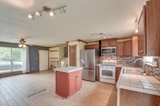 Building Photo - Cul-de-Sac Comfort | Updated Interior + Large Fenced Yard