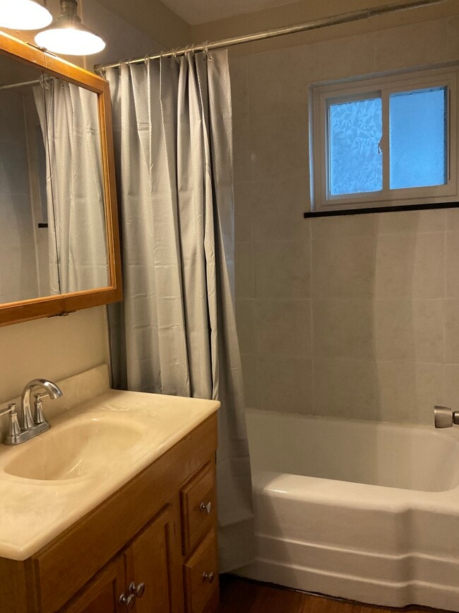 Building Photo - 634 Wiltshire Blvd