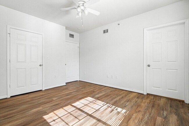 Building Photo - 6400 Emerald Dunes Dr