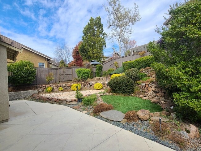 Building Photo - Incredible Four Bedroom Two Bathroom Home in Serrano Village