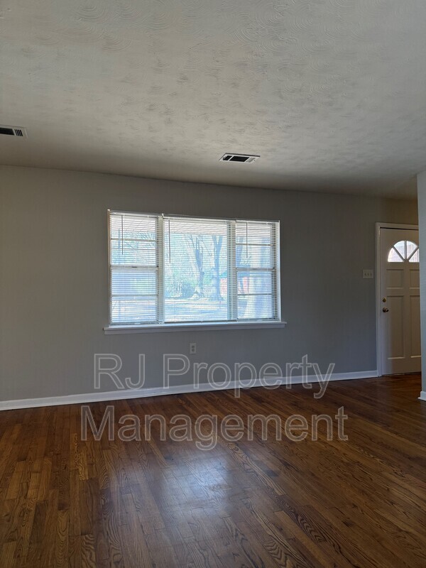 Building Photo - 3008 Sienna Rd