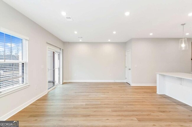 Building Photo - 555 Thatch Ter