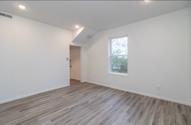 Building Photo - 270 Wortman St