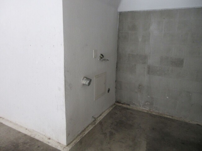 Building Photo - Wonderful townhouse on Glenoaks!