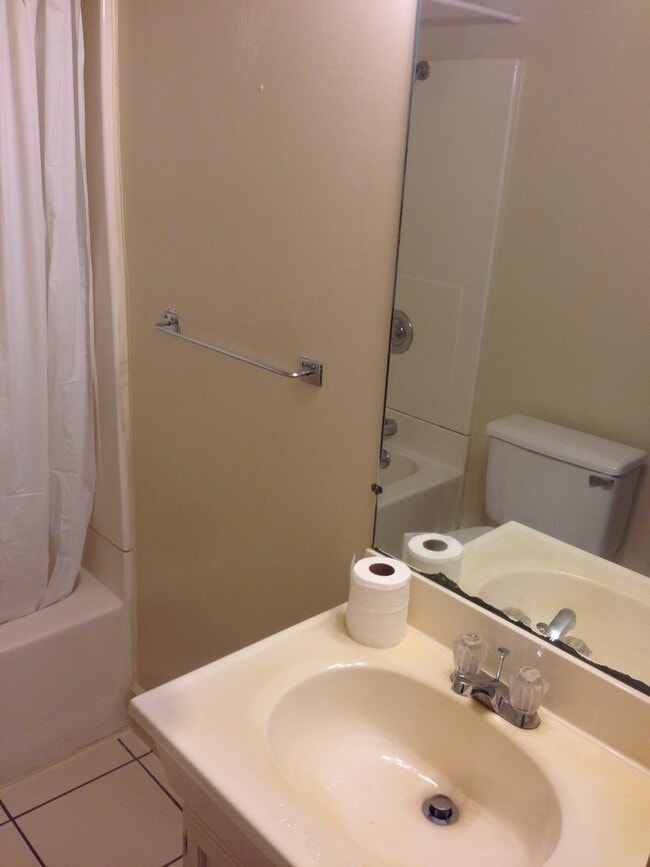 Building Photo - 3 bed, 1 bath house just steps from Missouri State University