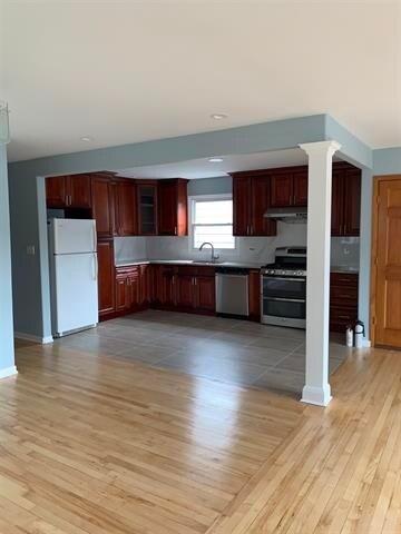 Building Photo - 33 E 51st St