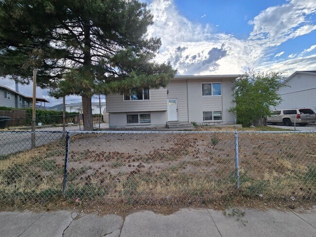 Building Photo - Spacious 5-Bedroom Magna Home with Deck and Ample Parking