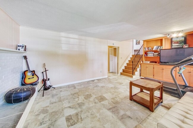 Building Photo - Nice SF 4bed+ 3 bath / close to Metro