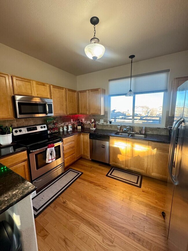 Building Photo - Gorgeous 3 bed/2.5 bath home with 3-CAR TANDEM GARAGE in Painted Sky