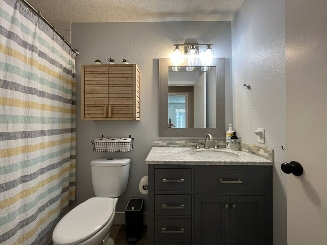 Building Photo - Charming Home Near Nike Campus with Vaulted Ceilings & Updated Kitchen