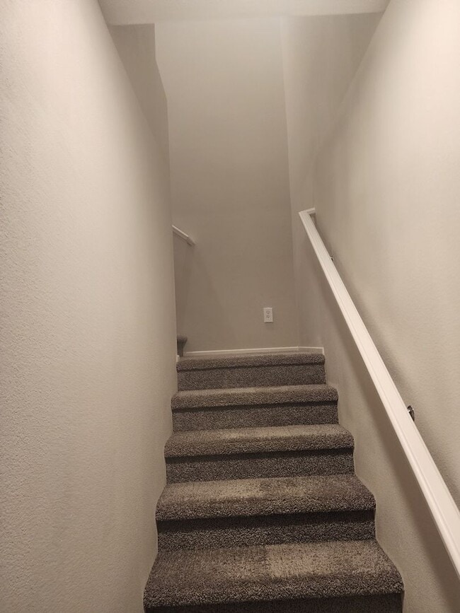 Building Photo - 3 bedroom/ 2 bath condo in gated community