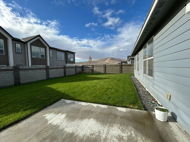 Building Photo - Charming 3-Bedroom, 2-Bath Home with Spaci...