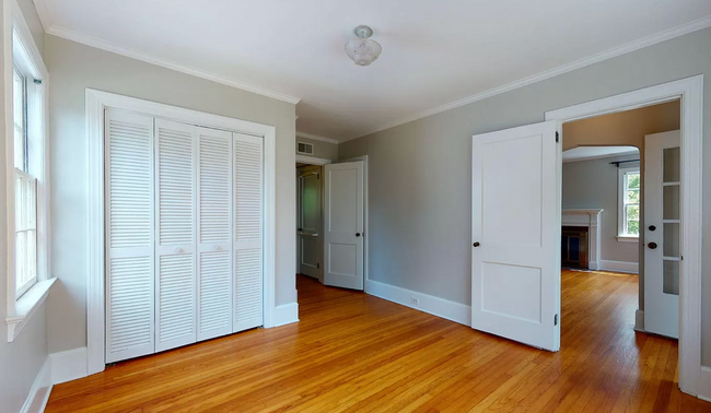 Building Photo - Charming 3-Bed Home with Modern Updates & ...