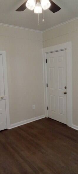 Living room - 305 S Magnolia St