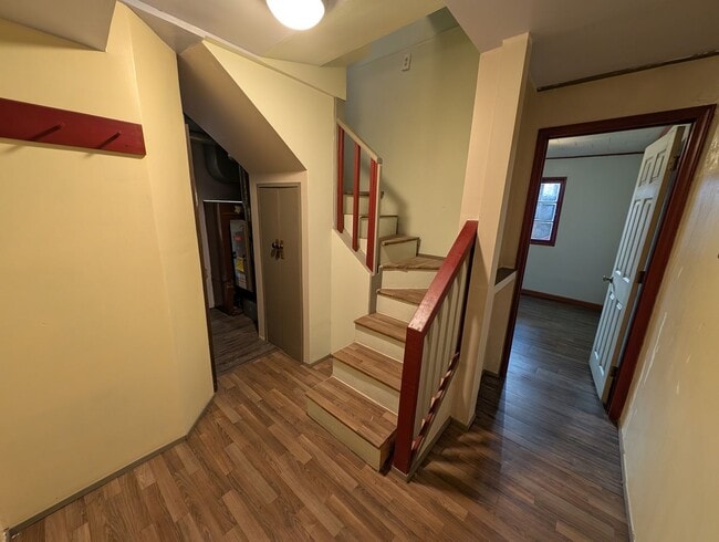 Building Photo - Available Now in Navy Yard City! New Floors & Paint! Tons of Space & Storage.