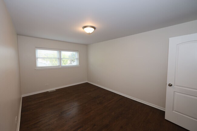 Building Photo - 503 E Valley Ln