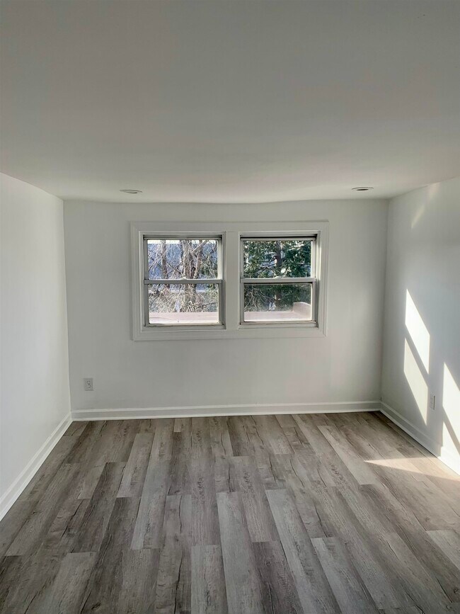 Building Photo - 22 E 39th St