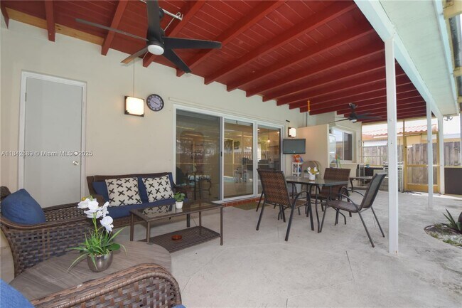Building Photo - 609 S Crescent Dr