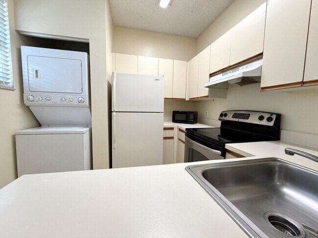 Building Photo - 660 Cypress Club Way