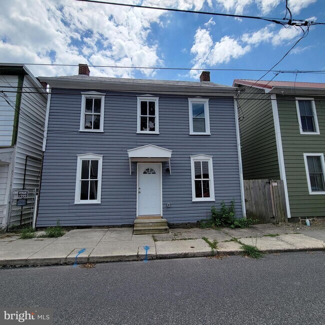 Building Photo - 60 Breckenridge St