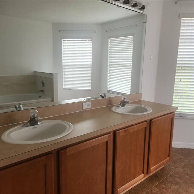 Building Photo - 3048 Chessington Dr