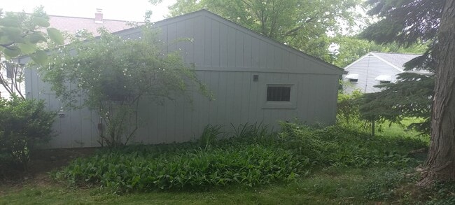 Building Photo - 4 BEDROOM HOME IN MILLCREEK