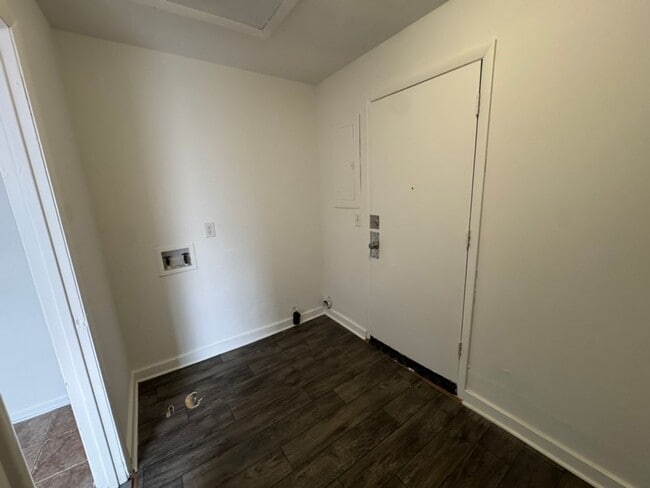 Building Photo - 3 Bedroom, 1 Bath House East Nashville with large back yard!