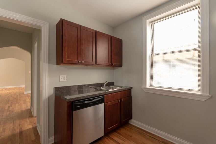 Building Photo - 4329 N Wolcott Ave