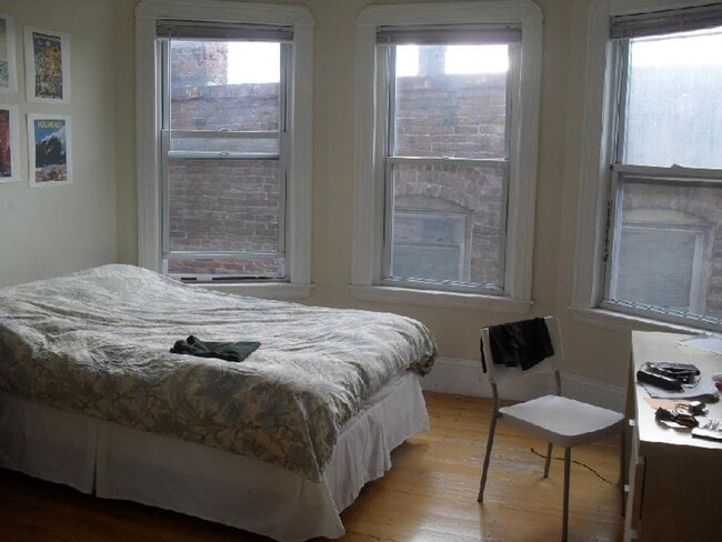 Building Photo - Spacious 4 Bedroom Available 9/1 - On the Green Line 7 mins to BU/ Northeastern