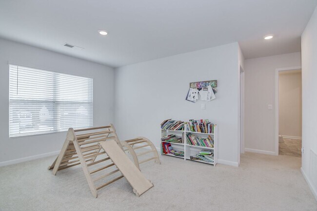 Building Photo - Beautiful 5 Bedroom 3 Bath