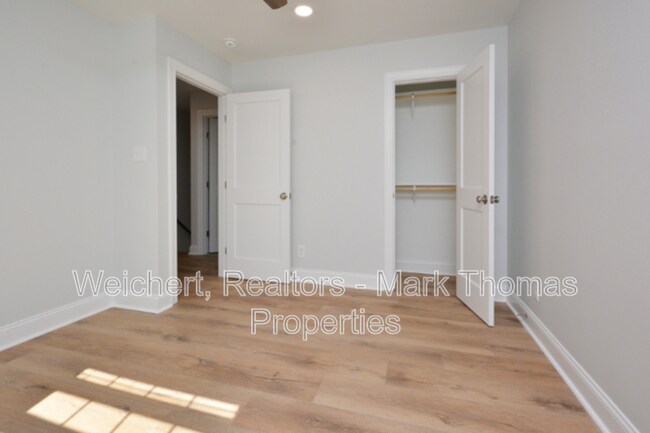 Building Photo - 210 Bridgefield Pl