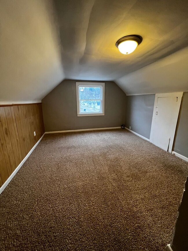 Building Photo - 2 bed with Bonus room and 1 1/2 bath home in Moline!