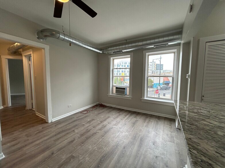 Building Photo - 2715 N Sawyer Ave