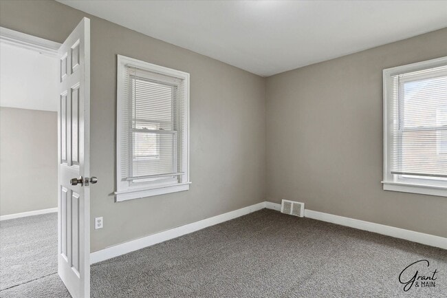 Building Photo - $1500 Large 3 bedroom home