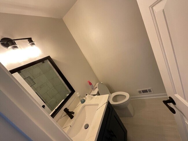Building Photo - Spacious 4BR Duplex in Riverdale