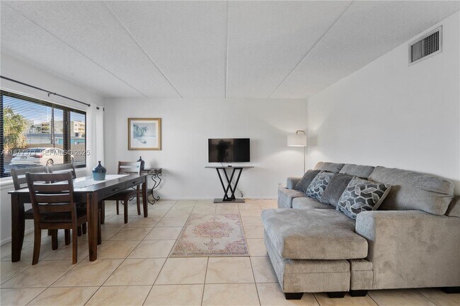 Building Photo - 1145 N Shannon Ave