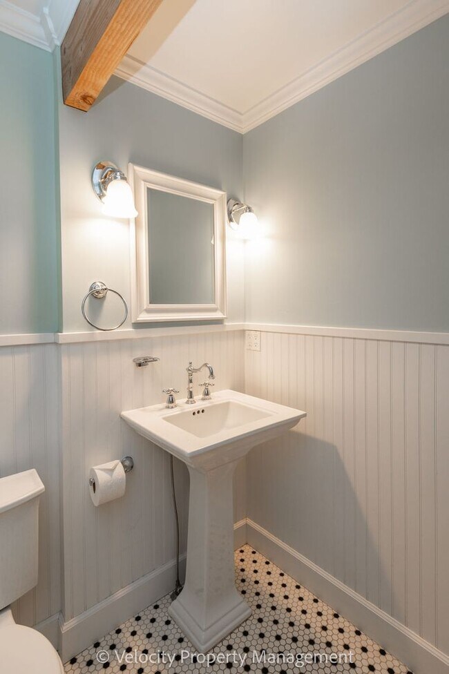 Building Photo - Charming Westside Cottage