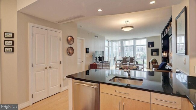 Building Photo - 8220 Crestwood Heights Dr