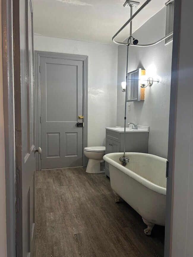 Building Photo - 27 W Seminary St