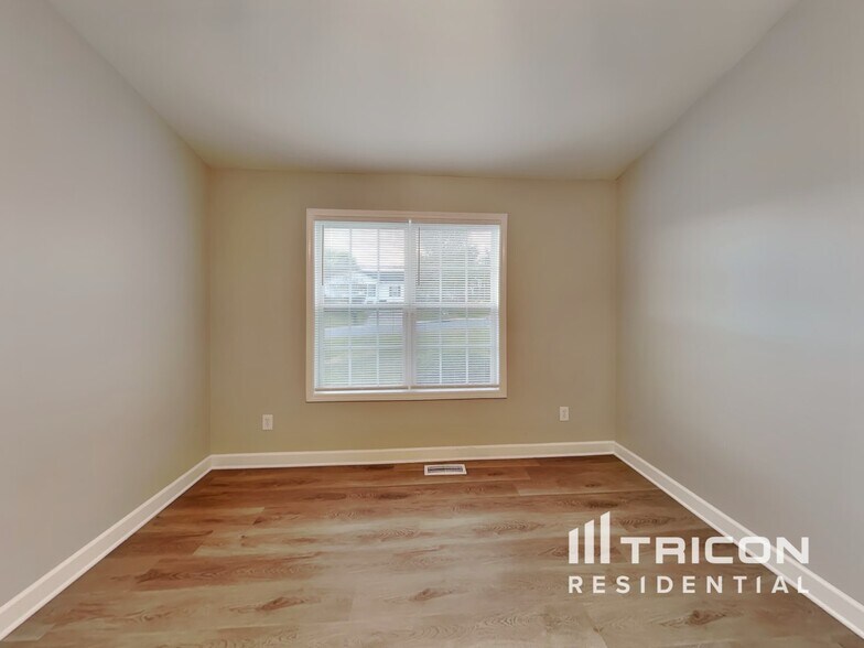 Building Photo - 639 Loch Lomond Cir