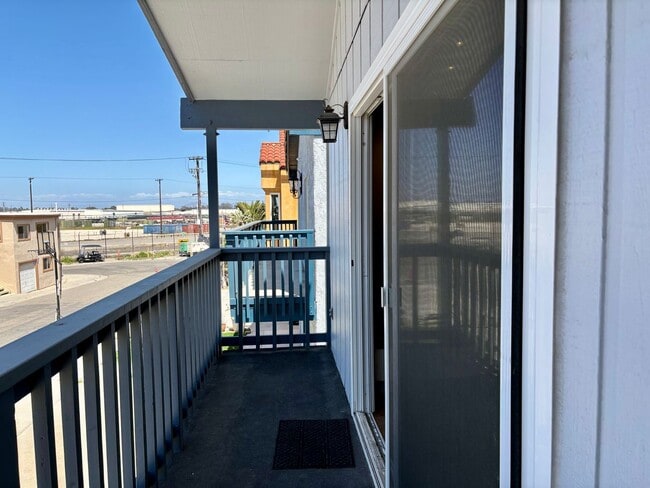 Building Photo - Oxnard | UPDATED | 2 Bed + 1 Bath- Upper u...