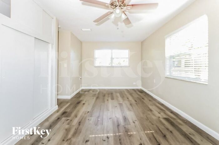Building Photo - 405 E Gateway Blvd
