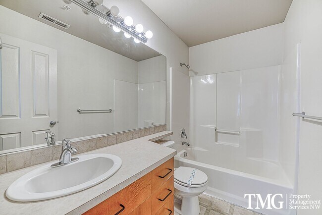 Building Photo - Low Maintenance, High Enjoyment in Salmon Creek!