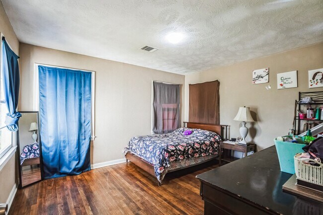 Building Photo - 1301 Oaks Dr