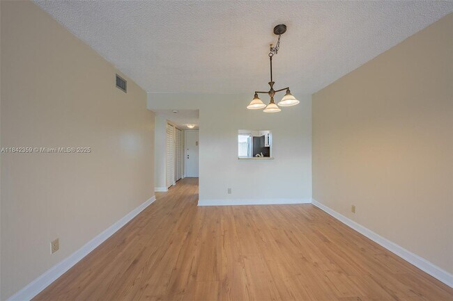 Building Photo - 3581 Inverrary Dr
