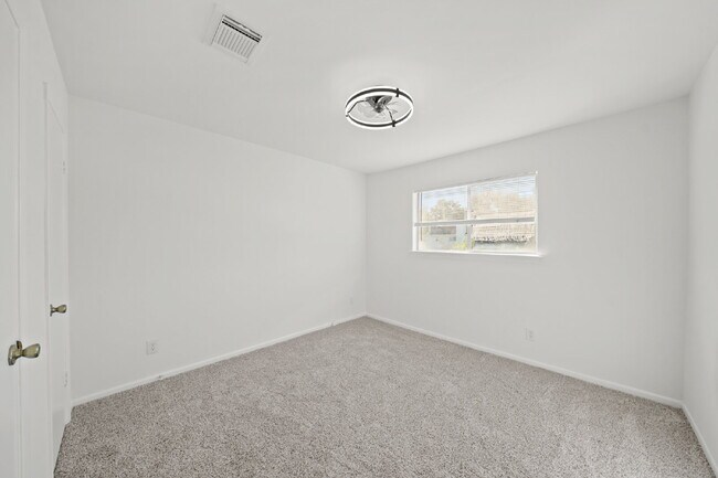 Building Photo - "Charming 3-Bed Townhouse Oasis with 2.5 Baths in Houston – 1512 Sq Ft of Comfort & Style!"